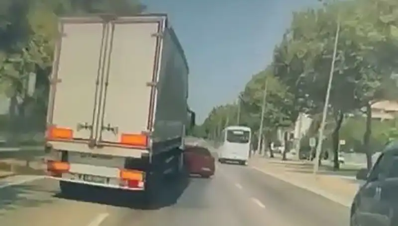 Bursa'da Kör Nokta Kazası: Sürücülerin Dikkatinin Kayması Sonucu