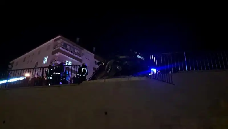 Kontrolden Çıktı: Bariyere Çarpan Araç Asılı Kaldı!