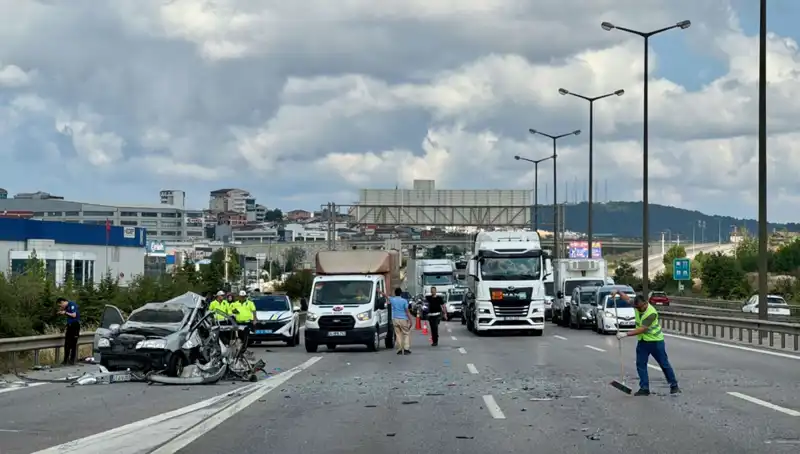Otoyolda Faciaya Neden Olan Kaza: Üç Kişi Araçta Mahsur Kaldı