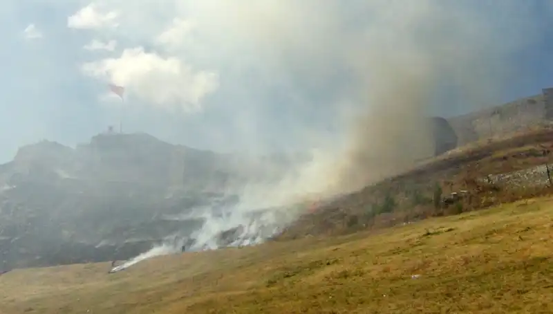 Kars Kalesi Eteklerinde Eşsiz Manzarayı Tehdit Eden Korkutucu Anız Yangını