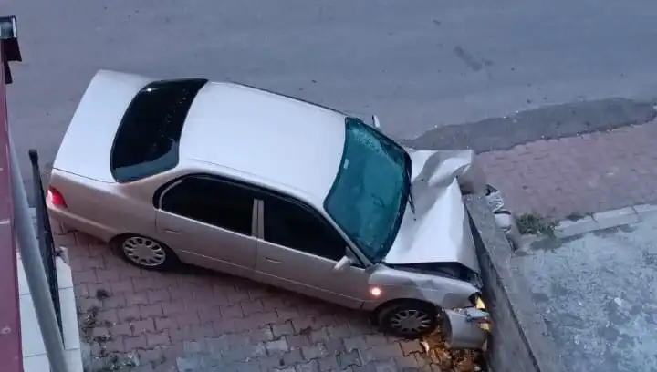 Kontrolünü Kaybeden Araç Duvara Çarparak Feci Bir Kazaya Neden Oldu