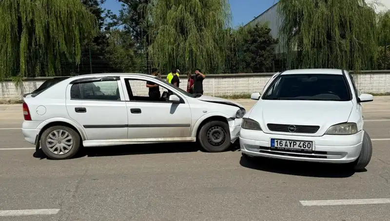İki Otomobil Çarpıştı: Kaza Sonucu İki Yaralı Hastanede Tedavi Ediliyor
