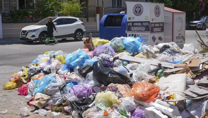 İzmir'de Çöp Yığınları Büyüyor: Kentin Her Yerini Tehdit Ediyor!