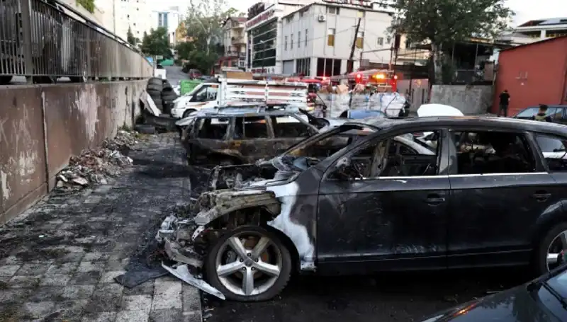 Sanayide Tamir Bekleyen Araçlar Alev Alev Yandı! Yangının Nedeni Merak Ediliyor