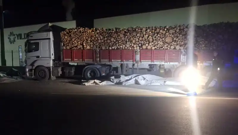 Brandayı Toplayan TIR Sürücüsüne Otomobil Çarpınca Olaylar Gelişti