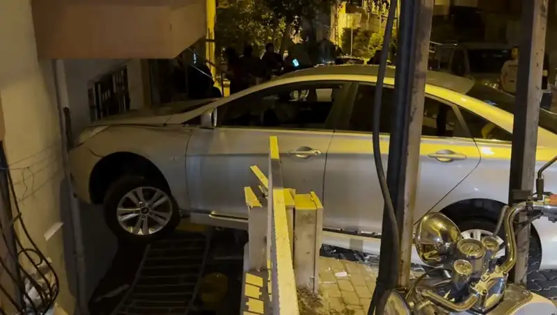 Dikkatsiz Sürücü Fren Yerine Gaza Bastı, Apartmanı Üçüncü Kata Kadar Çarptı