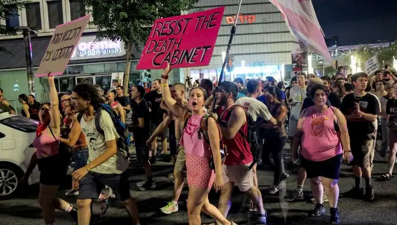 Tel Aviv'de On Binlerce Kişi Netanyahu'ya Karşı Dikkat Çeken Protesto Düzenledi