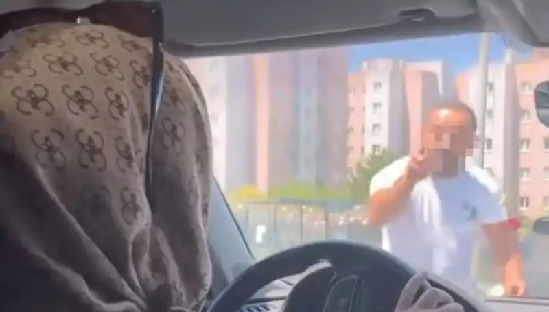 Trafikte Dehşet Anları: Camı Yumruklayan Saldırgan Trafiği Durdurdu