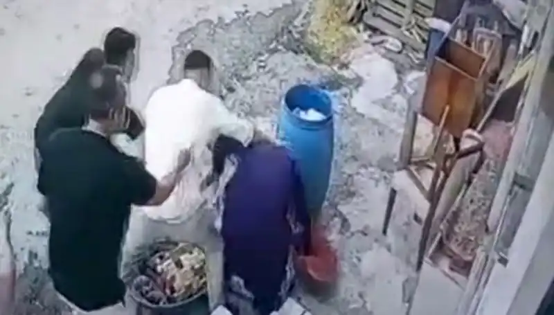 Başakşehir'de Baba ve Oğul, Bidon Nedeniyle 58 Yaşındaki Kadını Saldırıya Uğrattı