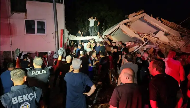 Balıkesir Sındırgı'da Şiddetli Deprem: Hayatını Kaybeden ve Yaralılar Var