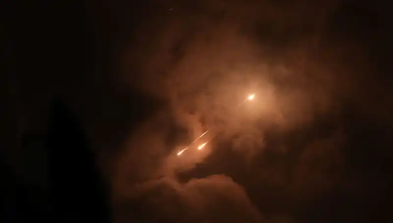 İran'ın Gece Saldırıları: Füzeler Neden Gece Atılıyor?