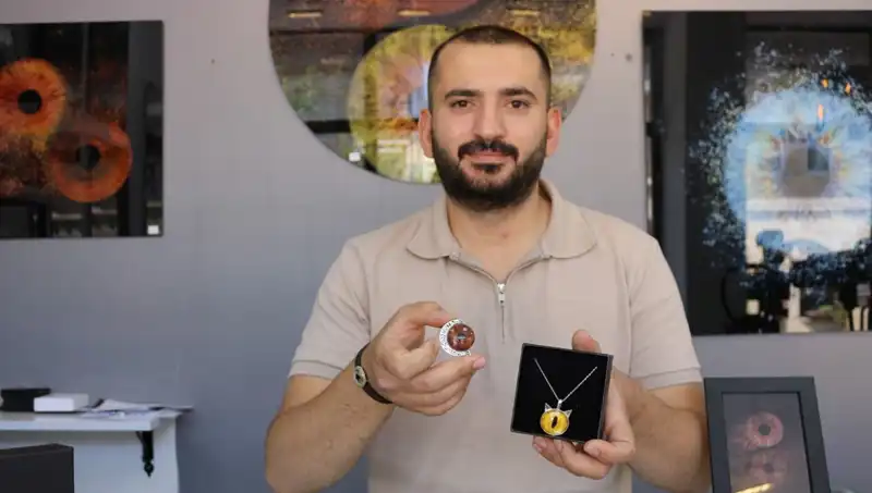 Görme Sanatında Devrim: Işık ve İrisin Büyüsü Takı ve Tabloya Dönüşüyor