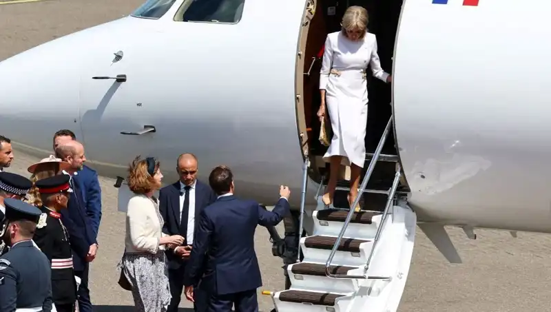 Macron Çifti Arasındaki Kriz Derinleşiyor: Elini Uzattı, Eşi Yanıt Vermedi