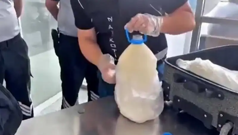 Havalimanında Süt Şişesi İçinde 12 Kilo Uyuşturucu Ele Geçirildi!