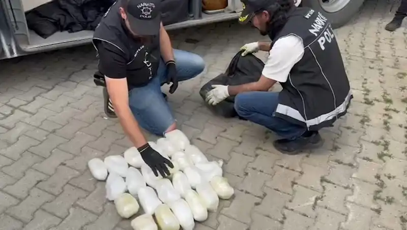Yolcunun Valizinde Bulunan 13 Kilo Metamfetamin, Uyuşturucu Kaçakçılığına Dikkat Çekti