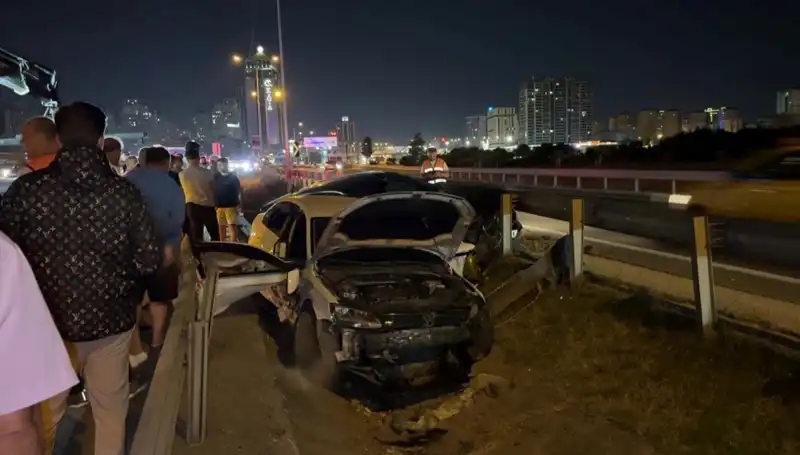 Makas Atma Kazasında İki Araç Yol Ayrımında Boşluğa Düştü