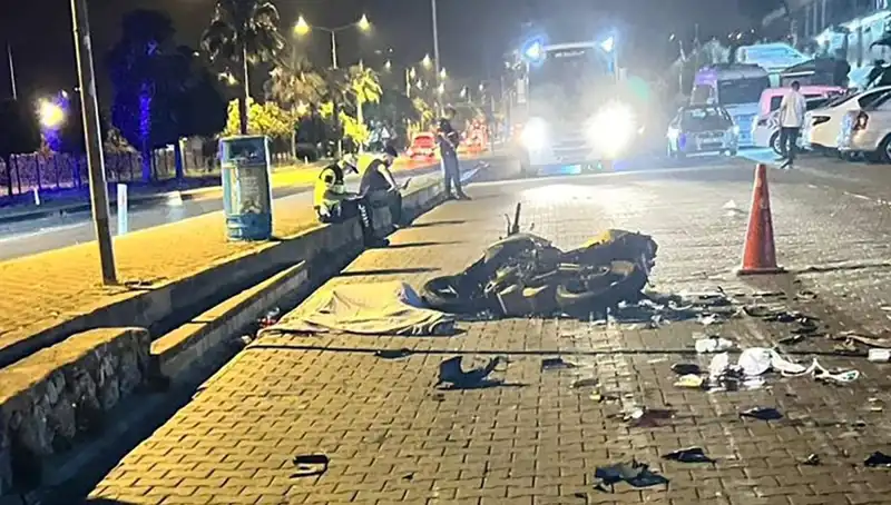 Alanya'da Motosiklet Kazası: Gençlerin Hayatı Tehlikeye Girdi